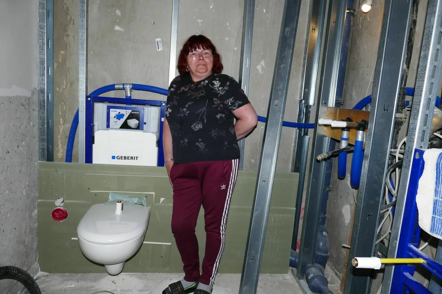 Schützenstraße Biesenthal: Die Mieterin Petra Lube freut sich trotz aller Probleme über den Baufortschritt im sanierten Bad.