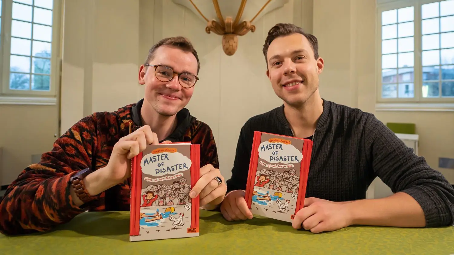 Auftakt zum Vorlesetag im Schwedter Berlischky-Pavillion: Die ubs-Schauspieler Lennart Olafsson (l.) und Dominik Müller lesen aus dem Buch „Master of Disaster“ vor.