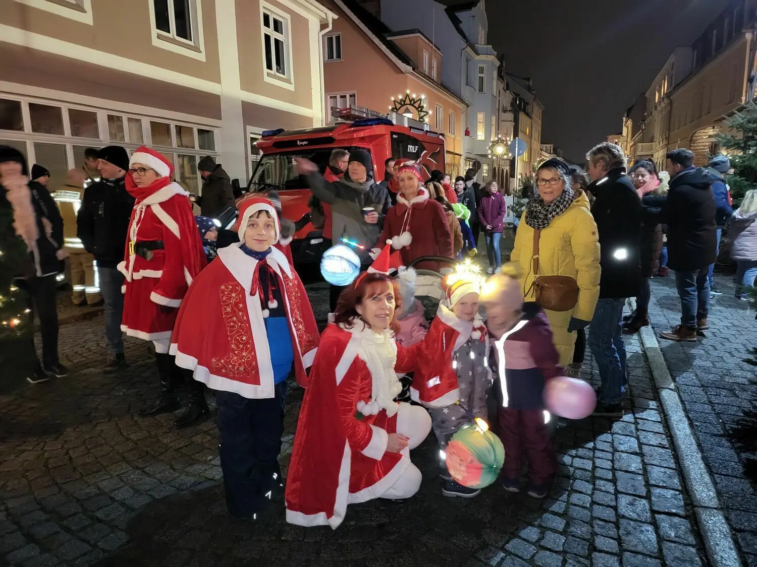 Vorfreude in der Altstadt: Weihnachtliche Stimmung kam besonders mit den Weihnachtsfrauen und Wichteln der Bürgervereinigung auf.