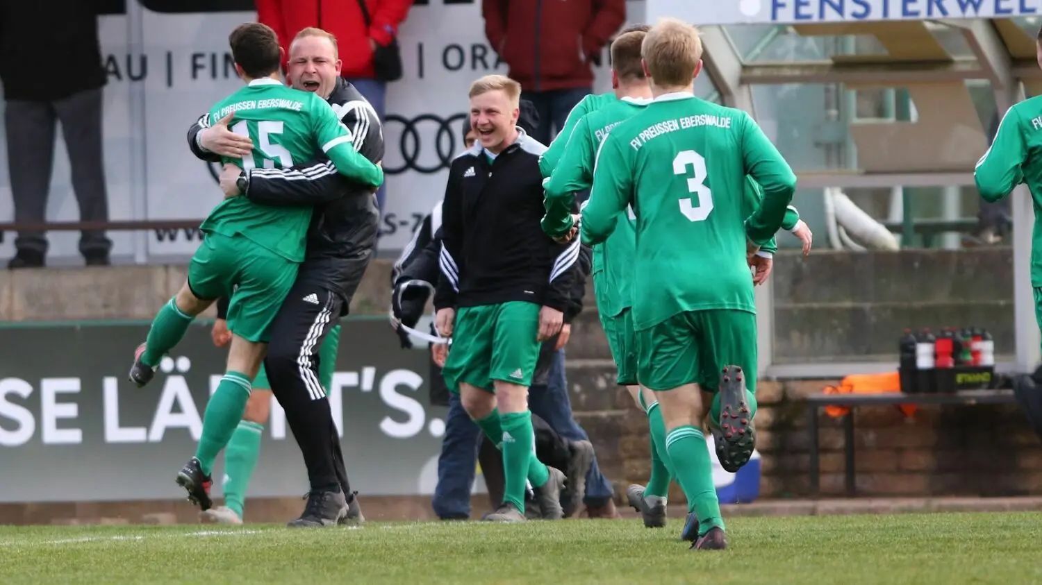 Freude mit dem Torschützen: Trainer Matthias Kandula vom FV Preussen Eberswalde und Julian Baumgarten (Nummer 15). Von einer „Macke“ des Coaches zu sprechen, ist vielleicht übertrieben, eine Marotte trifft es eher.