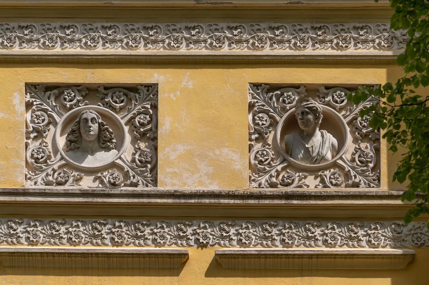 Im oberen Teil der Gartenfassade finden sich fein gearbeitete Reliefmedaillons.