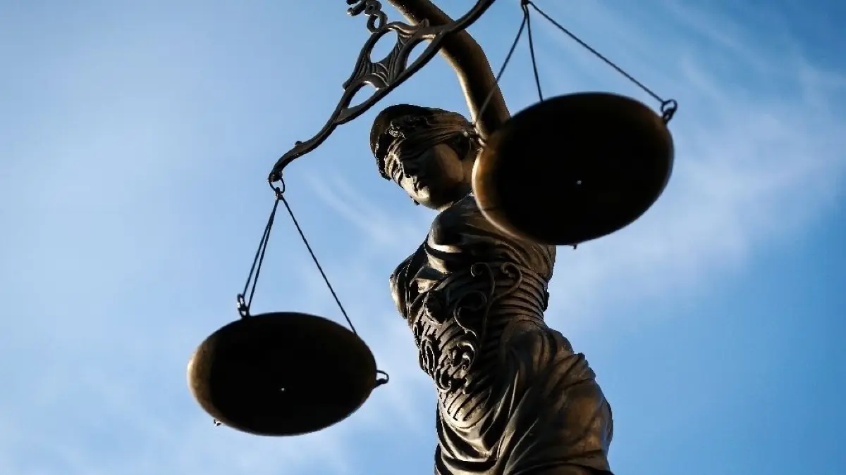 Drei Jahre Gefängnis wegen Vergewaltigung einer behinderten Frau lautet das Urteil gegen den Fahrer eines Beförderungsbetriebes in Fürstenwalde. (Symbolbild)
ARCHIV - SYMBOLFOTO - Eine Statue der Justitia hält in Bamberg (Bayern) eine Waage in ihrer Hand, aufgenommen am 09.09.2014. Am Landgericht Regensburg beginnt am 16.10.2017 der Mordprozess gegen einen 42-jährigen Mann, der seine Lebensgefährtin brutal erschlagen haben soll. Foto: David-Wolfgang Ebener/dpa +++(c) dpa - Bildfunk+++ | Verwendung weltweit