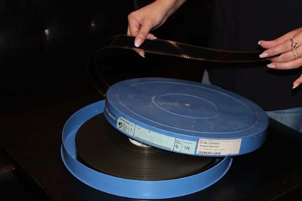Rarität: Filmrollen wie diese gibt es im Kino eigentlich nicht mehr. Alles läuft digital. Auf dieser Rolle befindet sich "Benjamin Blümchen". Heute sind Server und Festplatten die Speichermedien für die Unterhaltung der Cineasten.