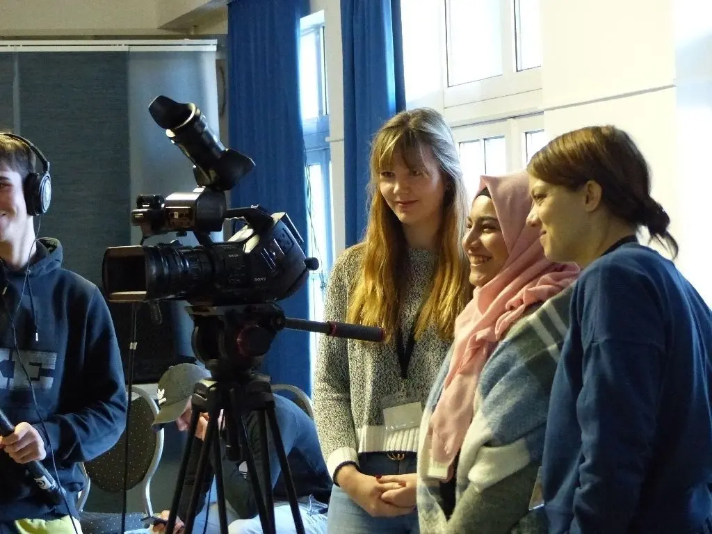 Vor der Kamera: die OSZ-Schüler Kacandra Miriellé Straub, Ersaa Alahmad und die Filmemacherin Franziska Hönisch (v.l.