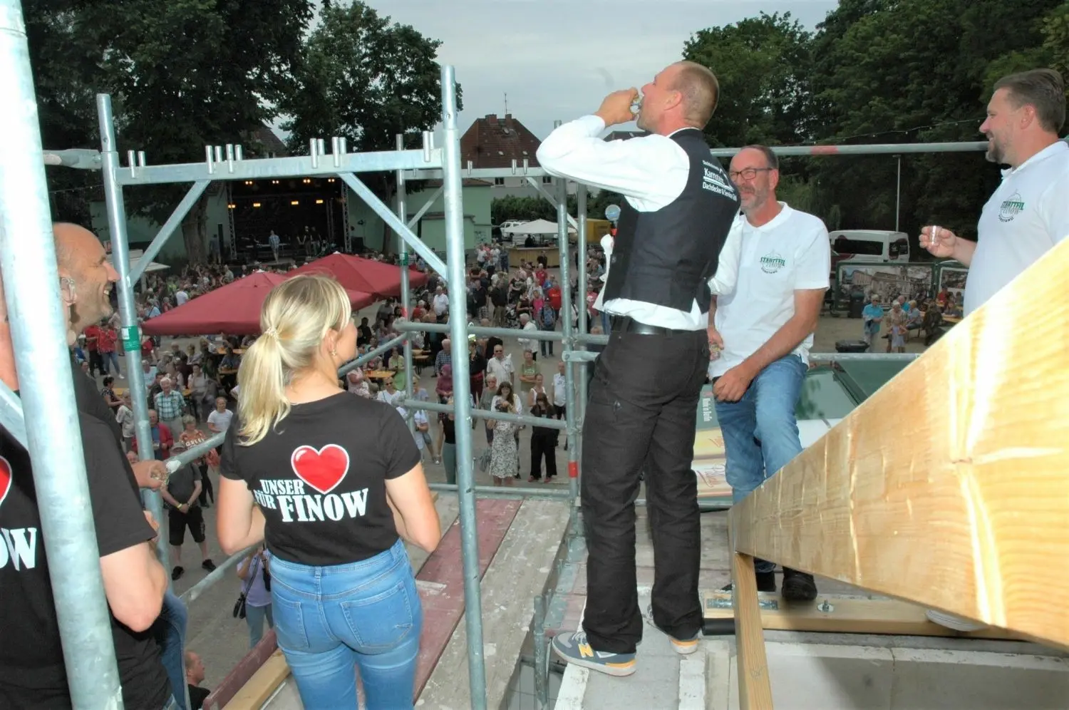 Richtfest für Gemeinschaftshaus: Beim Sommerfest des Stadtteilvereins Finow auf dem Festplatz am Schwanenteich trinkt Dachdeckermeister Marco Karnstedt auf das Gelingen des Bauvorhabens, nachdem er den Richtspruch gehalten hat.