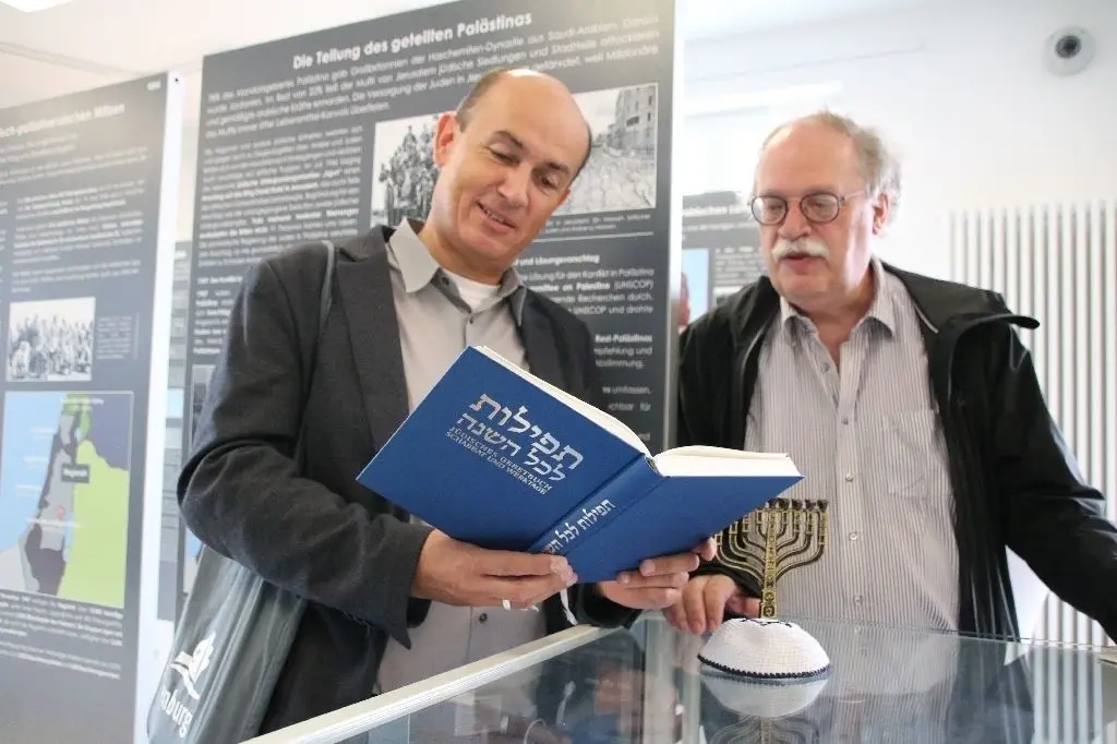 Israel-Kenner: Wolfgang Hiepen von der Stadtverwaltung und Schulleiter Dieter Starke lesen in einem jüdischen Gebetbuch.