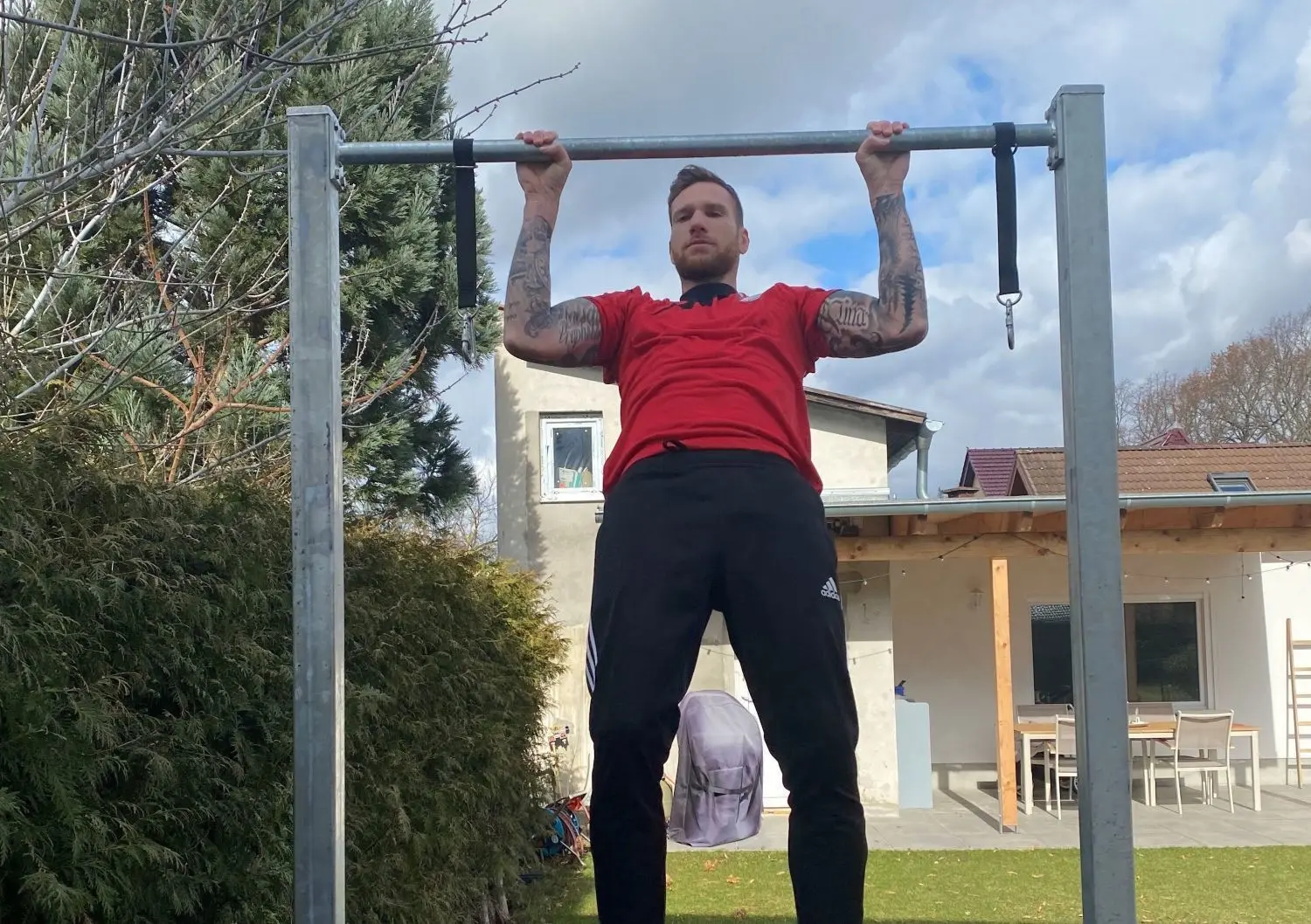 Die Kreisoberliga-Fußballer von Rot-Weiß Schönow haben mit einem speziellen Sportprogramm samt Ernährungsumstellung der Corona-Zwangspause getrotzt. Hier Dennis Aerts beim Training im heimischen Garten