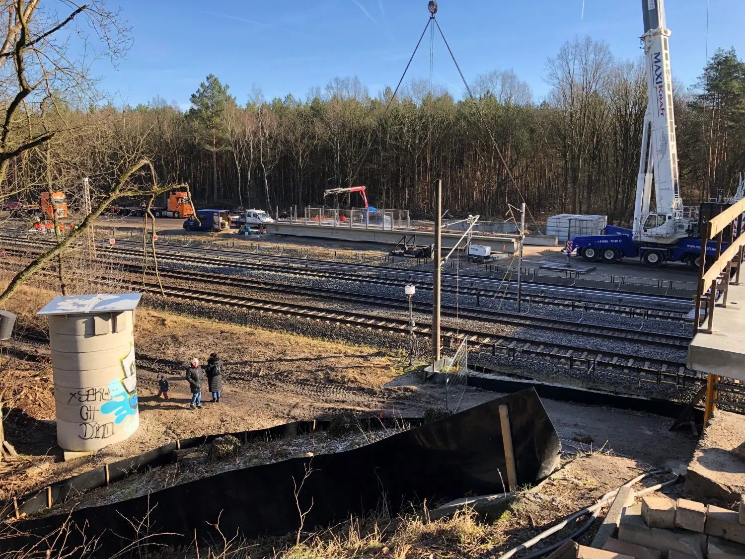 Entlang der Bahntrasse werden die Brückenteile für die nächtlichen Arbeiten in Position gelegt.