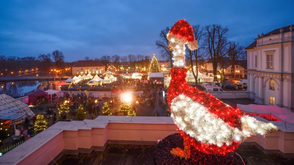 Weihnachten in Oranienburg: Der Weihnachtsmarkt 2022 findet vor dem Schloss statt. Wir haben die Höhepunkte und Aktionen zusammengefasst.