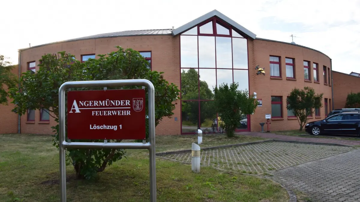 Am 1. Juli richtete die Feuerwehr aus Angermünde kurzfristig eine eigene Leitstelle ein.
Feuerwehr Angermünde
