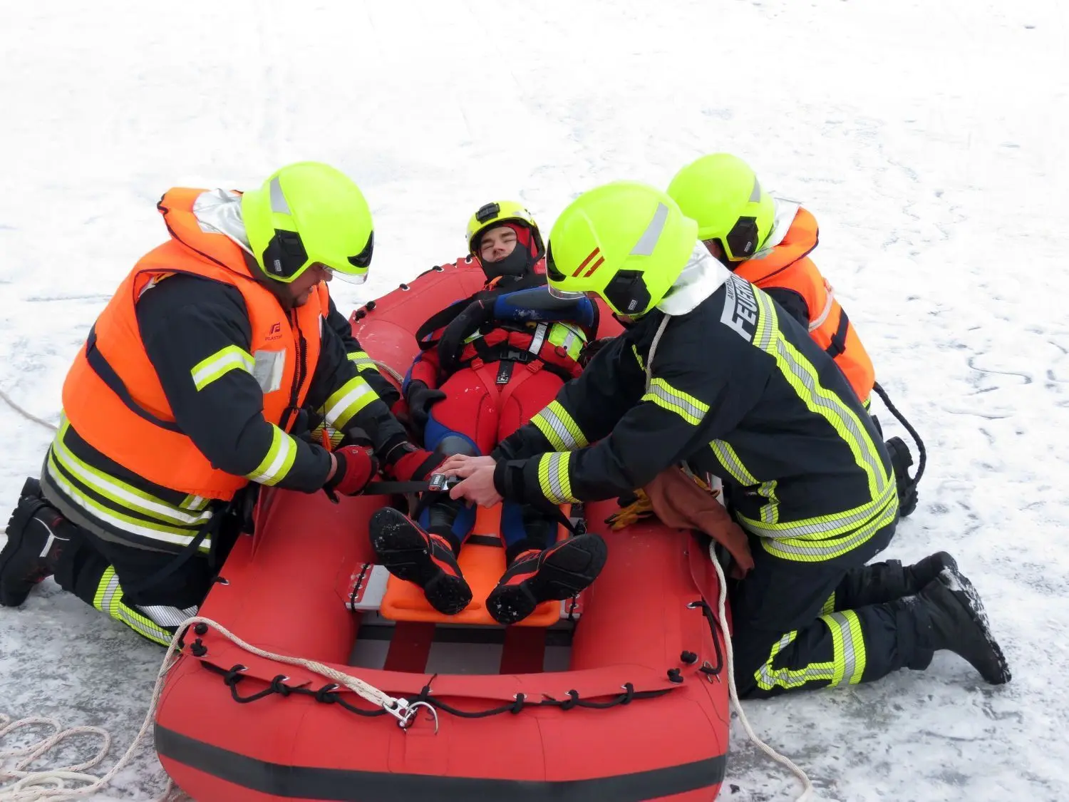Gemeinsame Eisrettungsübung der DRK-Wasserwacht Strausberg mit den Freiwilligen Feuerwehren Strausberg, Prötzel und Neulewin: Stefan Brandt, Konstantin Behnen und Sophie Brandt (v. l.) holen das „Opfer“ Alan Hübner mit dem Rettungsbrett vom Schlauchboot.
