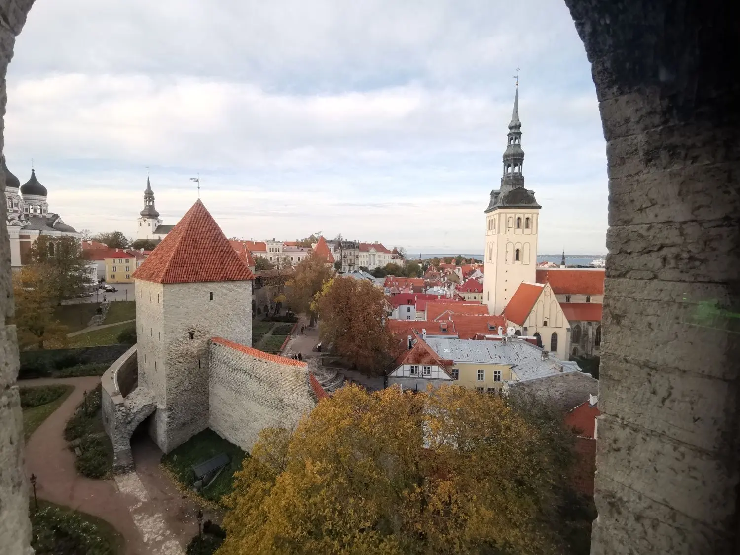 Ganz Estland hat zwar weniger Einwohner als Berlin, das heißt aber nicht, dass es dort touristisch nichts zu entdecken gibt. Hier die Altstadt von Tallinn.