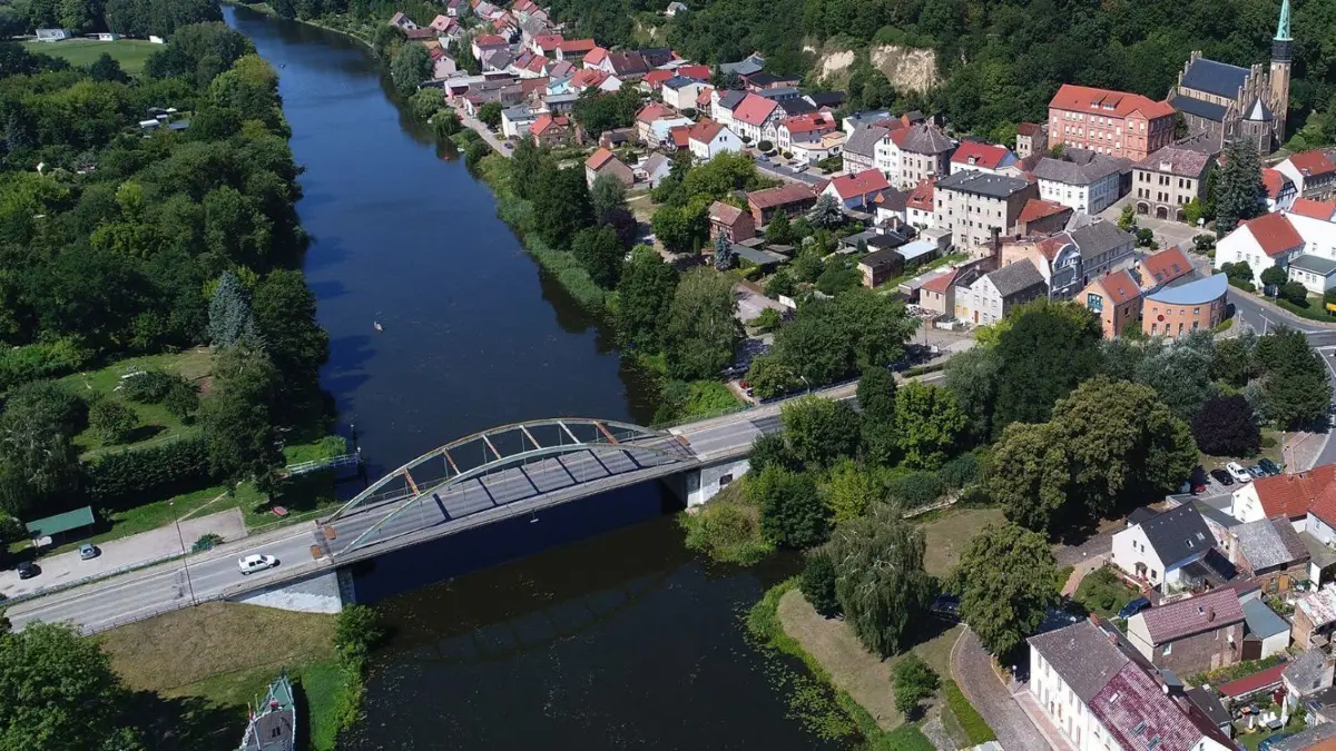 Wird neu gebaut: Die Brücke über den Oder-Havel-Kanal verbindet das durchs Wasser geteilte Oderberg. Bevor sie abgerissen wird, entsteht noch eine zweite Brücke.
Wird neugebaut: Die Brücke über den Oder-Havel-Kanal verbindet das durchs Wasser geteilte Oderberg. Bevor sie abgerissen wird, entsteht noch eine zweite Brücke.