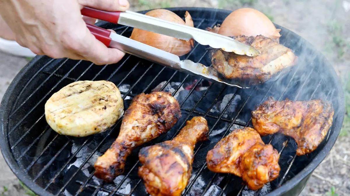 Auch für die Grillsaison kann man sich im „PopUp-Restaurant“ eindecken.
07.06.2018, Berlin: Geflügelteile, Zwiebeln und ein Käse liegen auf einem Grill im Volkspark Friedrichshain. (zu "Grillplätze in Städte und Gemeinden" vom 09.06.2018) Foto: Bernd Settnik/dpa-Zentralbild/dpa +++ dpa-Bildfunk +++