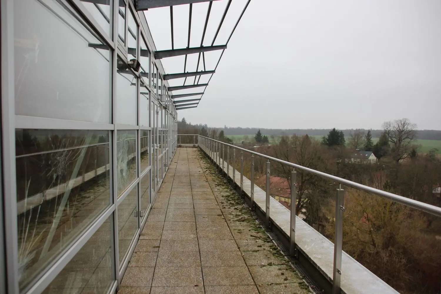 Nach der Wende wurde das ehemalige FDGB-Ferienobjekt in Flecken Zechlin modernisiert. Neben einem Fahrstuhl kam der gläserne Aufbau auf dem Dach hinzu, in dem das Restaurant Kapstadt untergebracht war.