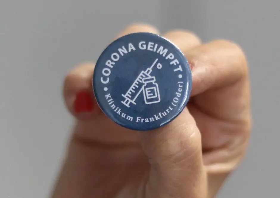 Am Klinikum Frankfurt (Oder) können geimpfte Mitarbeiter jetzt einen entsprechenden Button an die Kleidung anbringen. Zieht das Krankenhaus Eisenhüttenstadt nach?