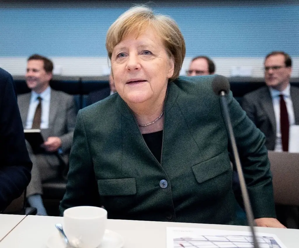 Wie lange noch? Die Frage steht nach dem Rücktritt Annegret Kramp-Karrenbauers auch für Bundeskanzlerin Angela Merkel im Raum.