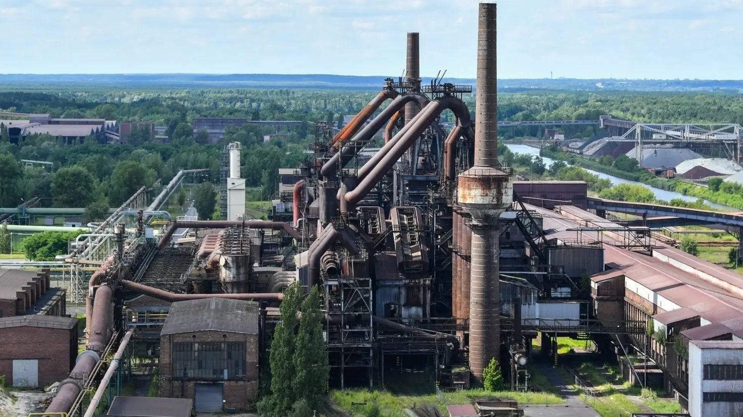Das Betriebsgelände des Unternehmens ArcelorMittal in Eisenhüttenstadt - im Bild das Roheisenwerk - liegt nah am Oder-Spree-Kanal. Wasser ist unter anderem für die Produktion von Stahl sehr wichtig.