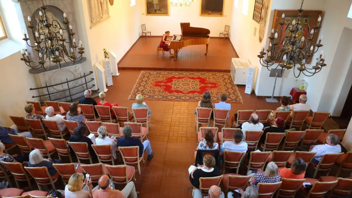 Wieder vor Besuchern: die Ukrainierin Yelyzaveta Rodionova (Ukraine) am Klavier in der ehemaligen Schlosskirche Schöneiche
11.6.2021 Konzert in der ehemaligen Schlosskirche Schöneiche / Kieun An (Südkorea), Yelyzaveta Rodionova (Ukraine) und Prof. Birgitta Wollenweber (v.l.)