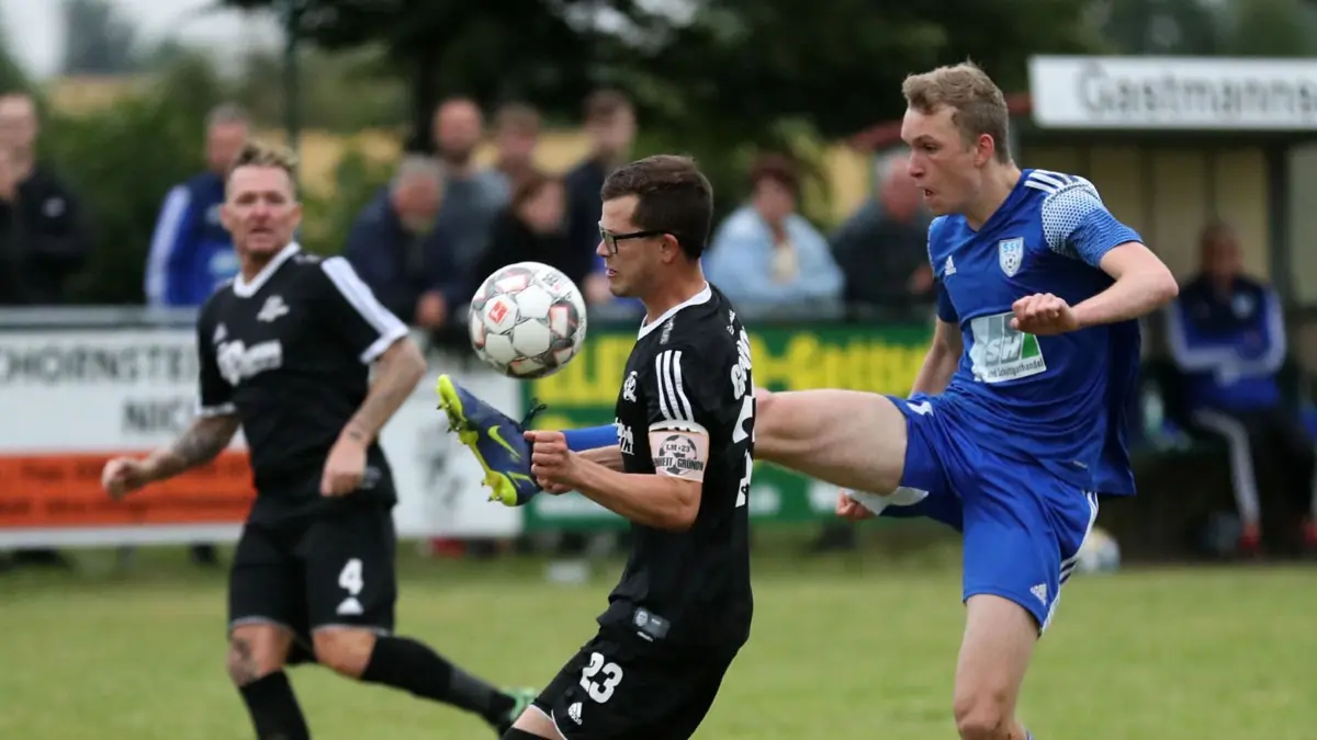 Der Grünower Kapitän Lukas Mant (links) und Lukas Drews kämpfen um den Ball.