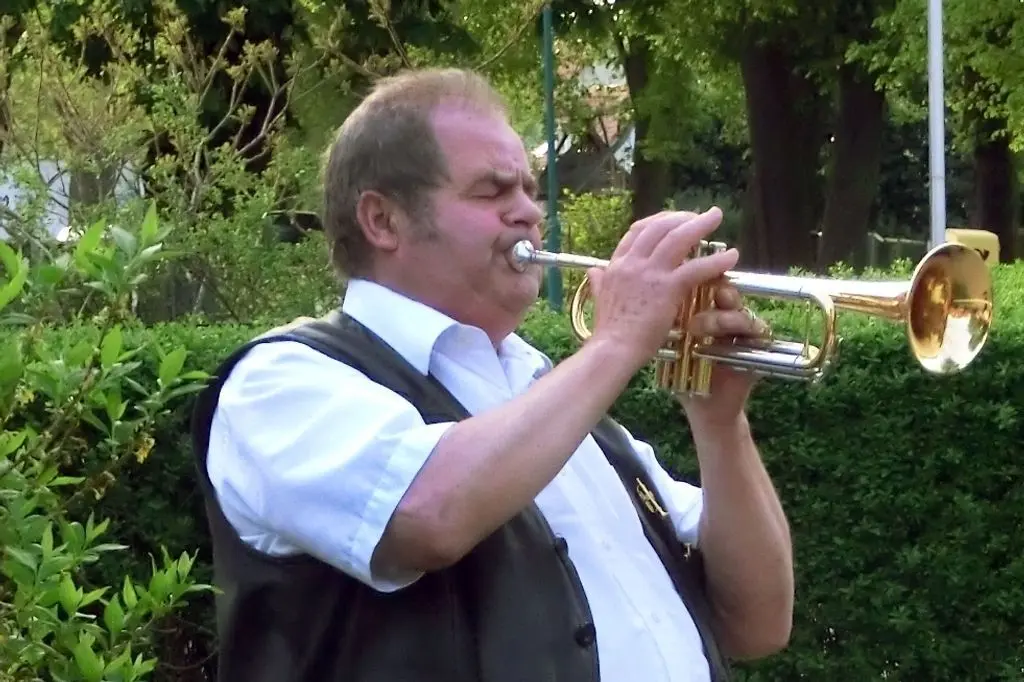 So lieben ihn viele: Rudolf Devrient spielt Trompete. Mit seiner Kapelle sorgte er auf vielen Festen für Schwung.