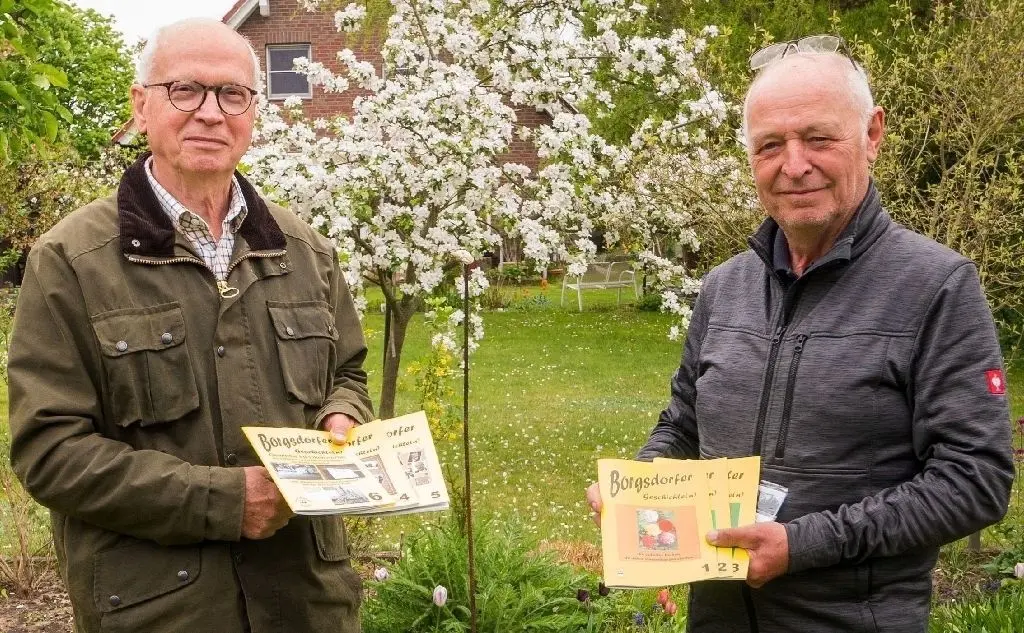 Horst Bittkau und Dr. Erdmann Bieber zeigen die sechs Heft der "Borgsdorfer Geschichte(n)", die inzwischen erschienen sind.