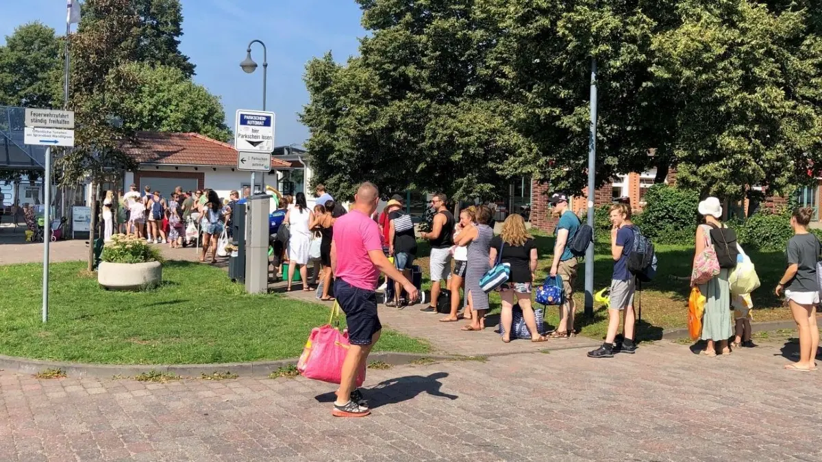 Geduld gefragt: Bevor es am Sonnabend in Strandbad Wandlitzsee ging, musste lange angestanden werden.
Lange Schlange am 19.August vor dem Strandbad in Wandlitz