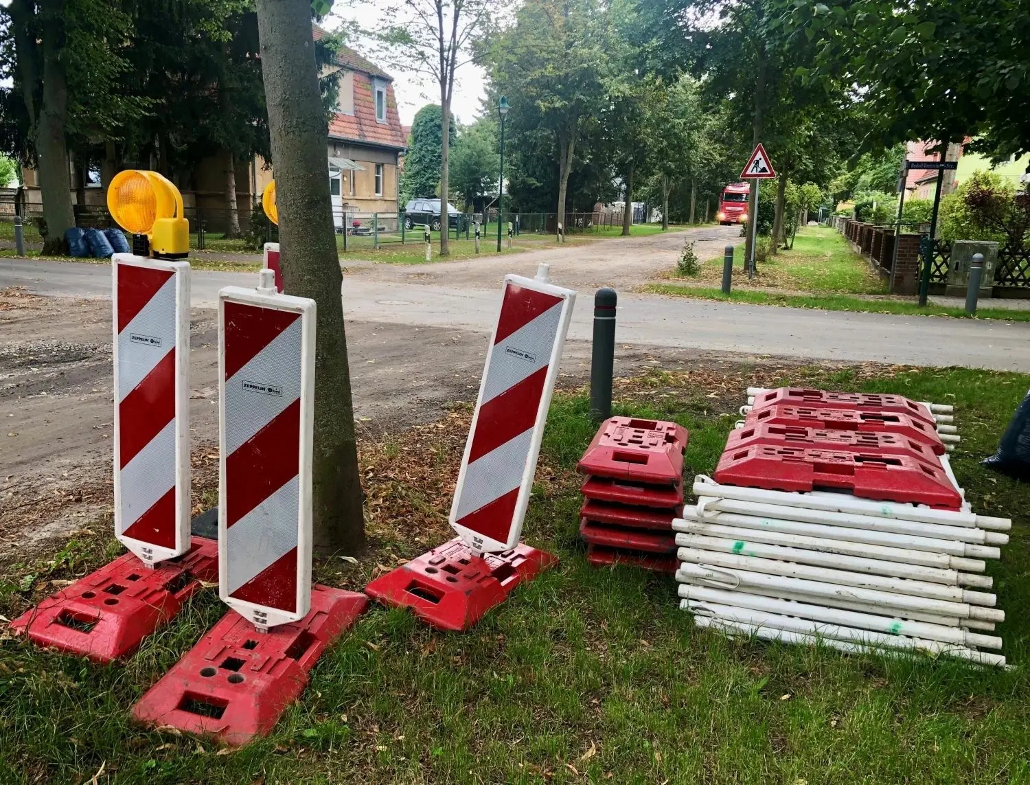 Die Karl-Marx-Straße in Biesenthal: Die Vorboten der geplanten Sanierung der Straße sind bereits zu erkennen. Der Protest der Anlieger hat nun für ein Umdenken bei der Stadt bewirkt.
