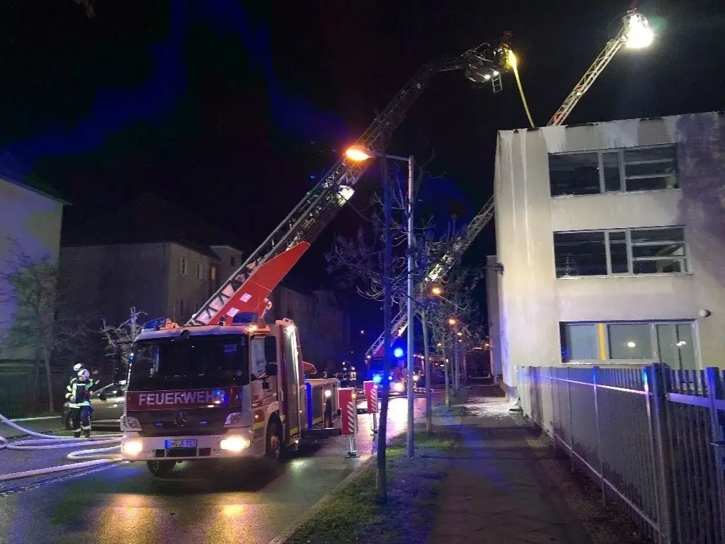 Großbrand in Hennigsdorf: Das Dach des Eduard-Maurer-Oberstufenzentrums stand in Flammen.