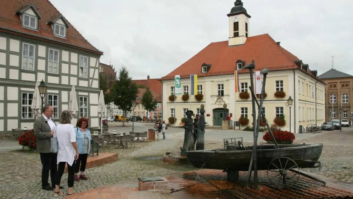 Markt Angermünde: Der zentrale Platz vor dem historischen Rathaus mit dem künstlerischen Marktbrunnen hat eine bewegte Geschichte und soll mehr mit Leben erfüllt werden.
Markt Angermünde: Der zentrale Platz vor dem historischen Rathaus mit dem künstlerischen Marktbrunnen hat eine bewegte Geschichte und soll mehr mit Leben erfüllt werden.
