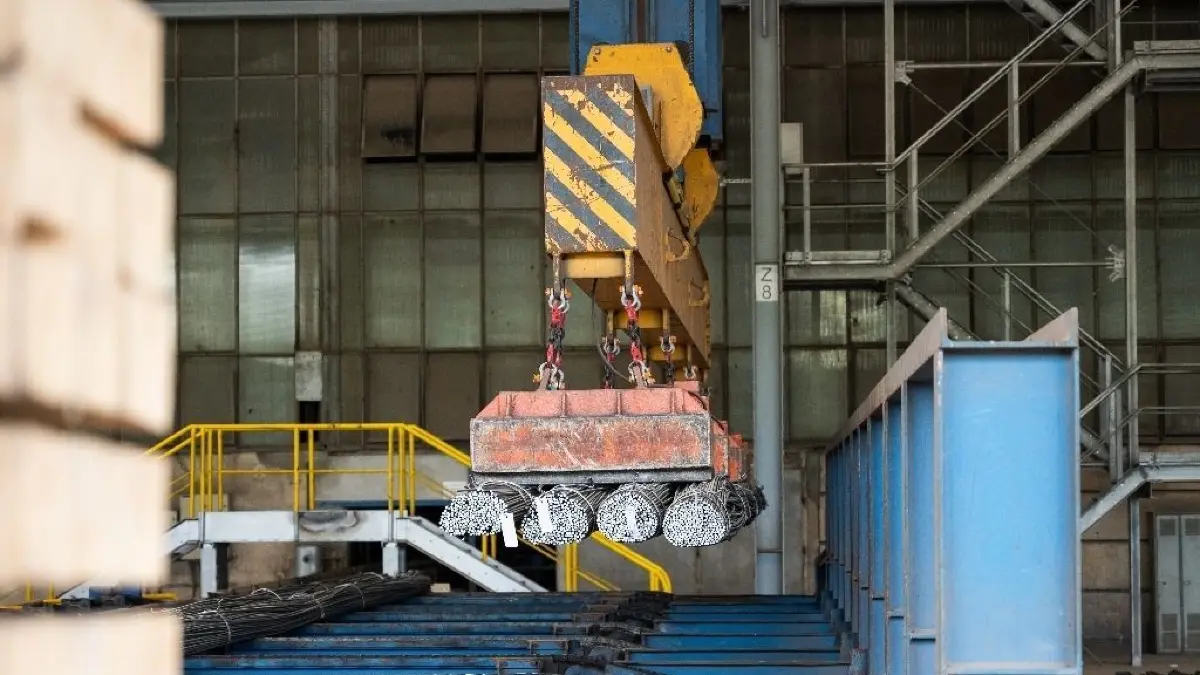 Derzeit ruht die Arbeit im Hennisgdorfer Stahlwerk.
10.06.2020, Brandenburg, Hennigsdorf: In einem Stahlwerk in Hennigsdorf wird Baustahl mit einem Kran transportiert. Ministerpräsident Woidke besucht Unternehmen in Brandenburg und informiert sich zu den Auswirkungen der Corona-Pandemie auf die Betriebe. Foto: Christophe Gateau/dpa - Honorarfrei nur für Bezieher des Dienstes ZB-Funkregio Ost +++ ZB-FUNKREGIO OST +++