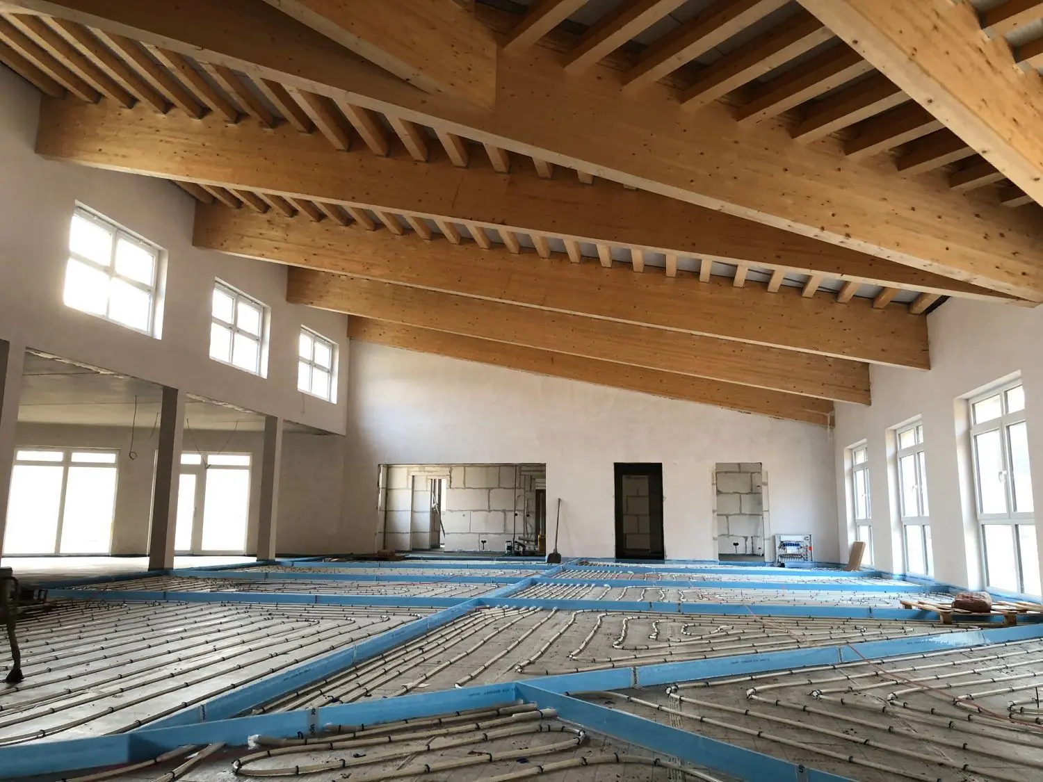 Gewaltige Balken: Der künftige Speisesaal hat eine massive Holzdecke und Fußbodenheizung. Die kleinen Hölzer werden noch verkleidet.