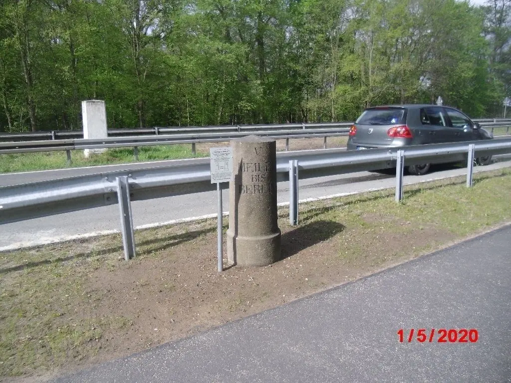 Der Meilenstein ist an seinem angestammten Ort zurück.