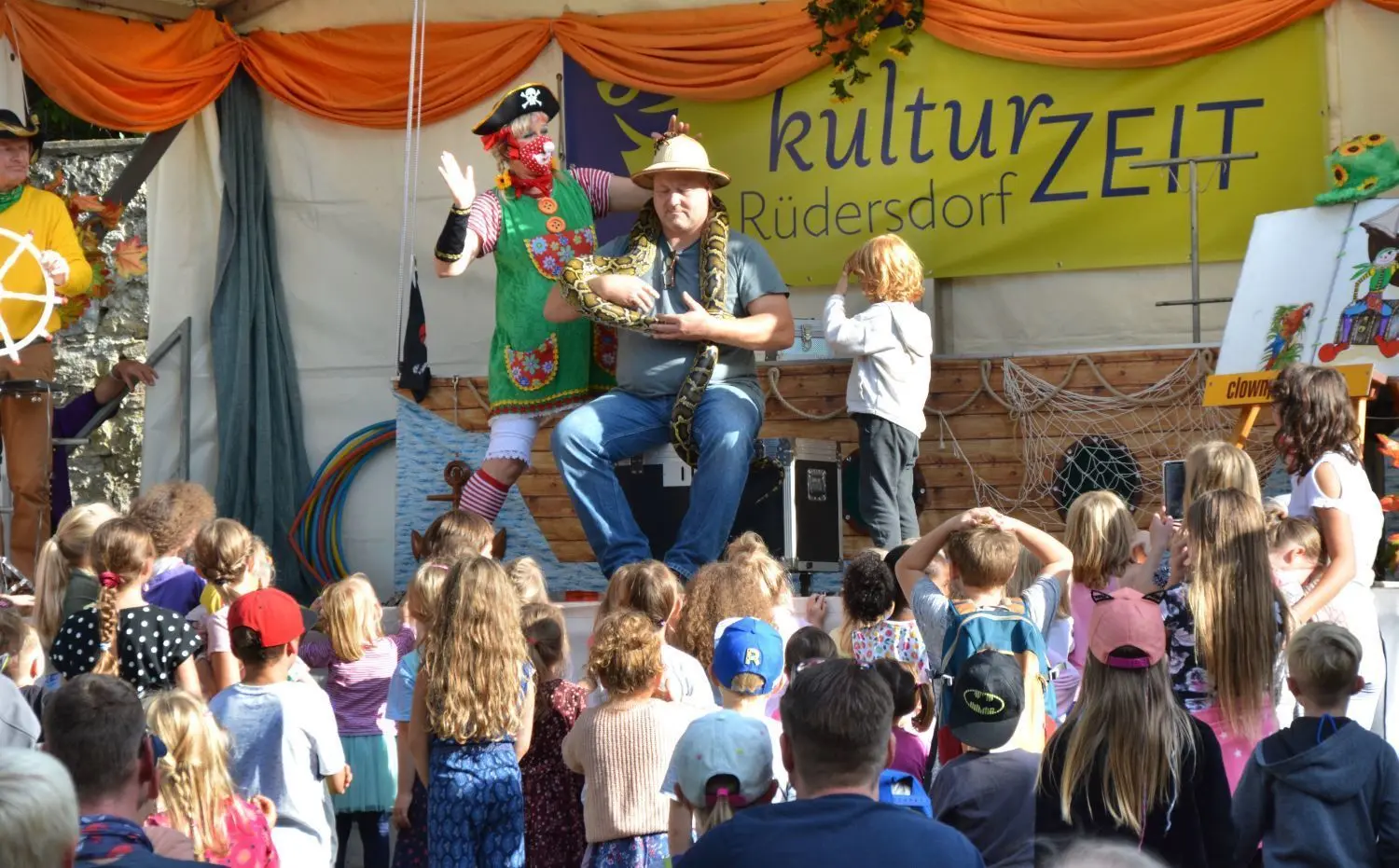 Mitmachen erwünscht: die Samels bezogen bei ihrer Piratenshow beim Familienfest im Museumspark die Kinder und bisweilen auch Eltern mit ein