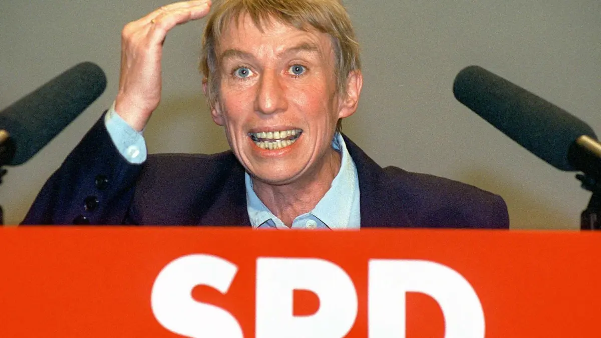 Im Andenken an die außergewöhnliche SPD-Politikerin Regine Hildebrandt vergibt die Partei seit 2002 den Regine-Hildebrandt-Preis. In diesem Jahr geht er an den Verein Kulturfabrik Hoyerswerda.
Die SPD-Politikerin Regine Hildebrandt (Archivbild vom 19.11.1993) ist tot. Die langjährige frühere Brandenburger Sozialministerin erlag in der Nacht zum Dienstag (27.11.2001) im Alter von 60 Jahren einem schweren Krebsleiden. Hildebrandt war von 1990 bis 1999 Sozialministerin in Brandenburg. Als sich Stolpe nach der Landtagswahl 1999 für eine Koalition mit der CDU entschied legte Hildebrandt, die für ein Bündnis mit der PDS war, ihr Mandat nieder und schied aus dem Kabinett aus. dpa +++ dpa-Bildfunk +++