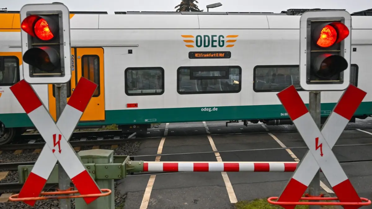 Die Odeg hat Zugausfälle zwischen Fürstenwalde und Frankfurt (Oder) angekündigt.
ARCHIV - 21.12.2022, Brandenburg, Jacobsdorf: Der Regionalexpress RE1 der Ostdeutschen Eisenbahngesellschaft (Odeg) fährt am Bahnhof Jacobsdorf in Richtung Frankfurt (Oder) an einer geschlossenen Schranke vorbei. er Regionalverkehr zwischen Berlin und Brandenburg soll im Laufe des Januars wieder vollumfänglich funktionieren. (zu dpa «Vereinbarung: Volles Regionalverkehrs-Angebot im Laufe des Januars») Foto: Patrick Pleul/dpa +++ dpa-Bildfunk +++