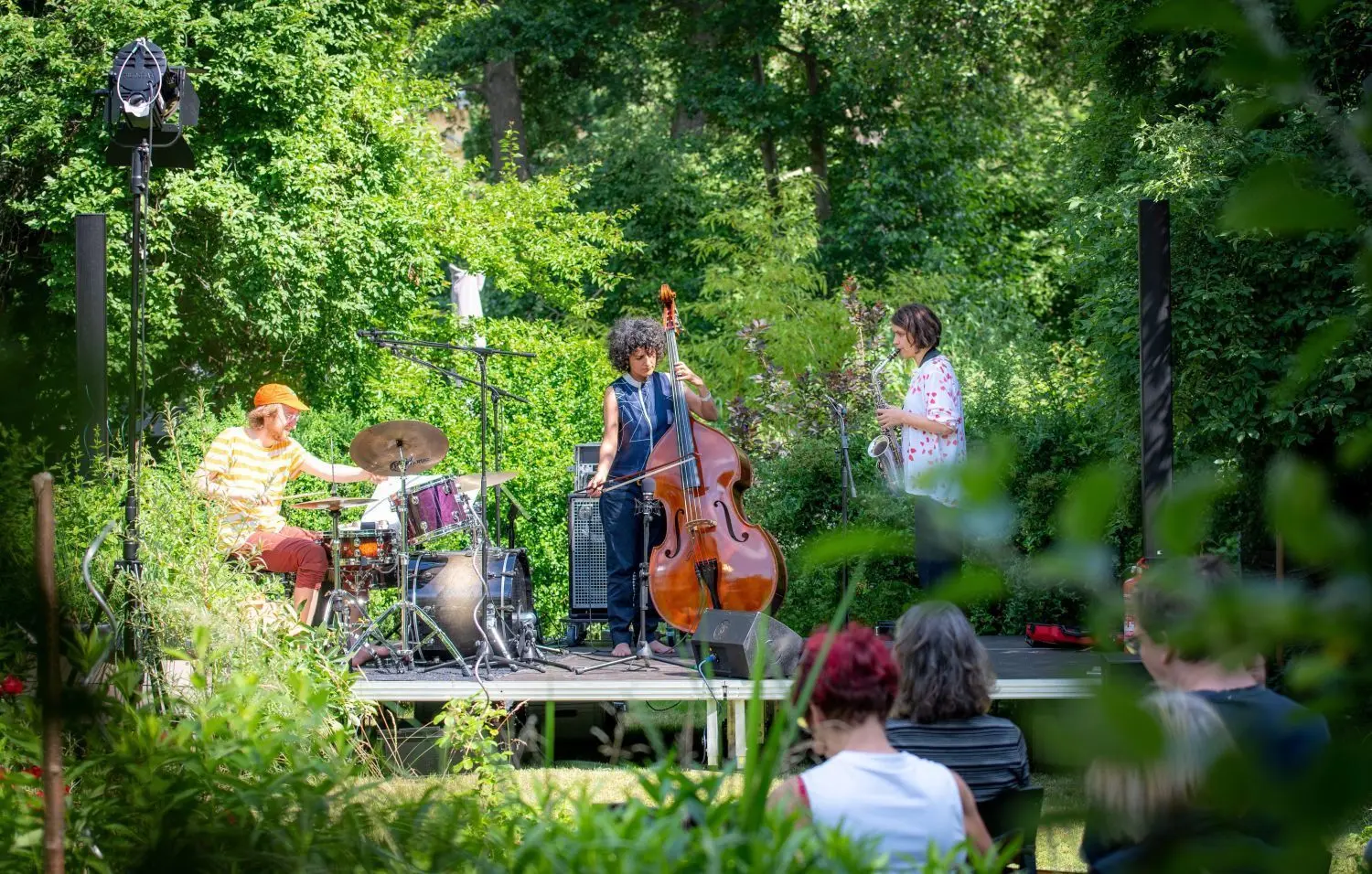 Jazz im Grünen: Autochrom nennen sich Luise Volkmann (Saxophon), Athina Kontou (Bass) und Dominik Mahnig (Schlagzeug). Das Trio spielte am Sonnabend in Eberswalde bei Jazz in e im Garten „Vera“.