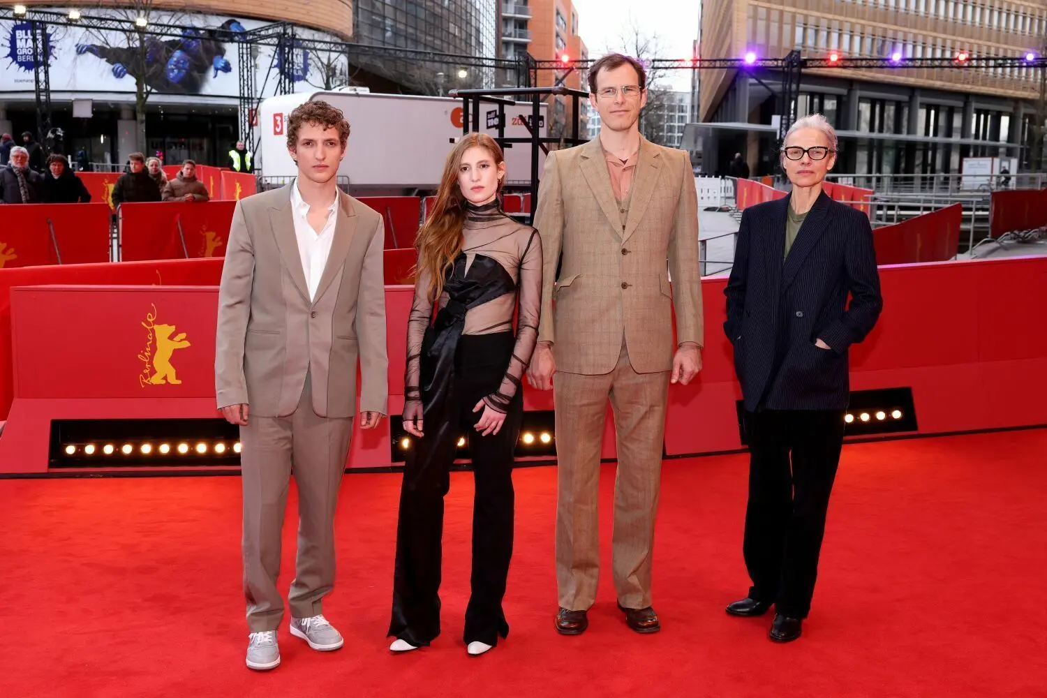 Aliocha Schneider, (v. l.) Schauspieler, Agathe Bonitzer, Schauspielerin, Doug Tielli und Angela Schanelec Regisseurin und Drehbuchautorin, gehen über den roten Teppich zur Premiere des Films „Music“, der im Wettbewerb der Berlinale läuft. Die 73. Internationalen Filmfestspiele finden vom 16. bis 26.02.2023 in Berlin statt.