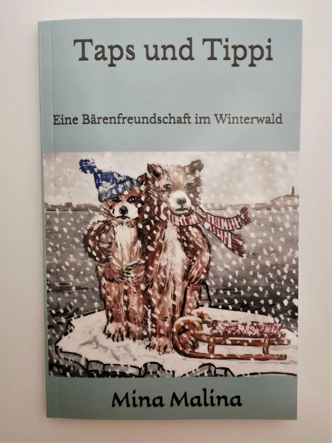 Taps und Tippi - eine Bärenfreundschaft im Winterwald ist das erste Buch der Autorin Mina Malina.