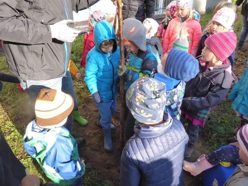Beim Antreten der Erde halfen die Kinder.