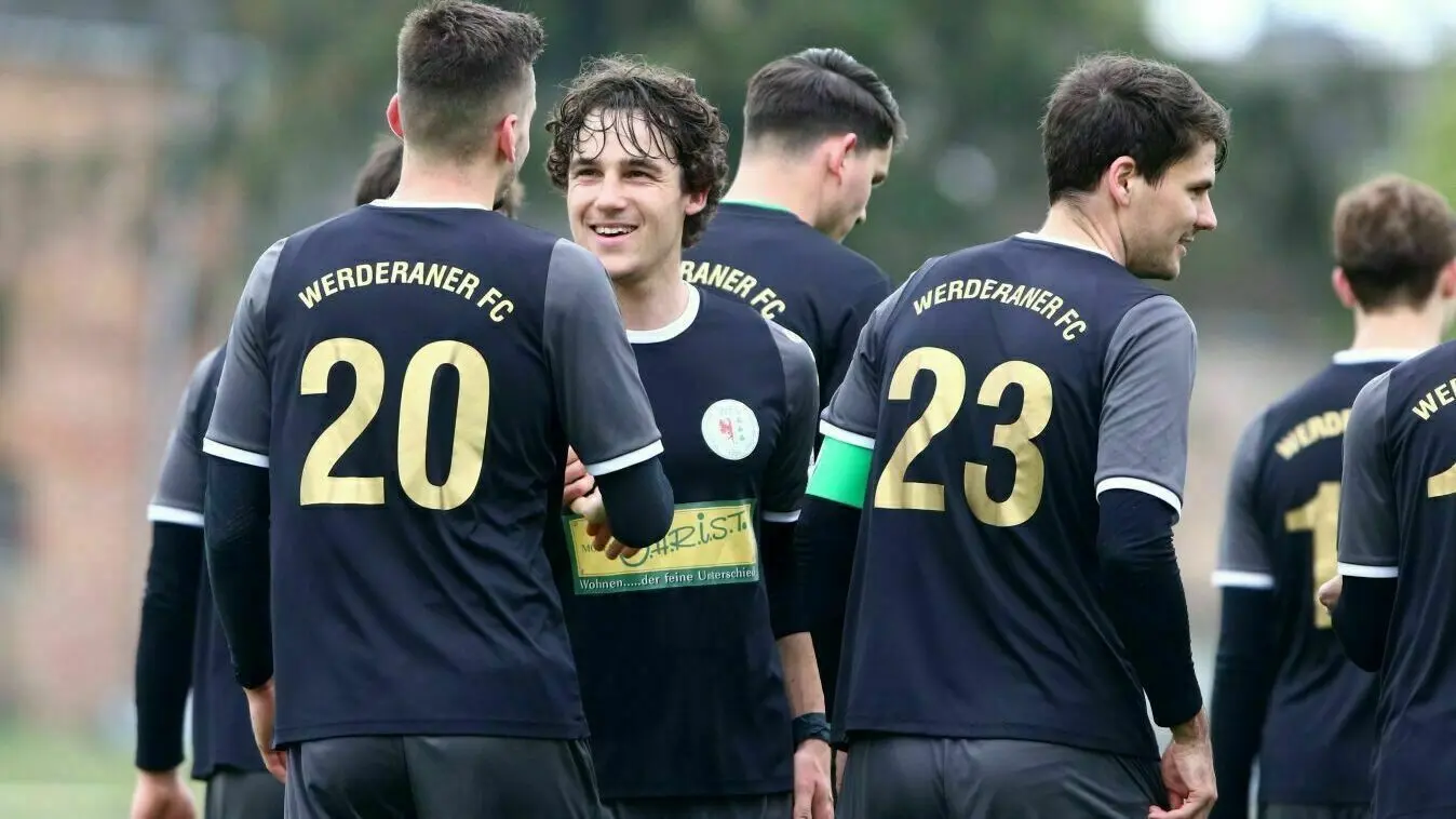 Werderaner FC Viktoria, Freude nach den Toren beim 0:2 beim SV Altlüdersdorf, Strahlemann ist Anton Richard Muschter