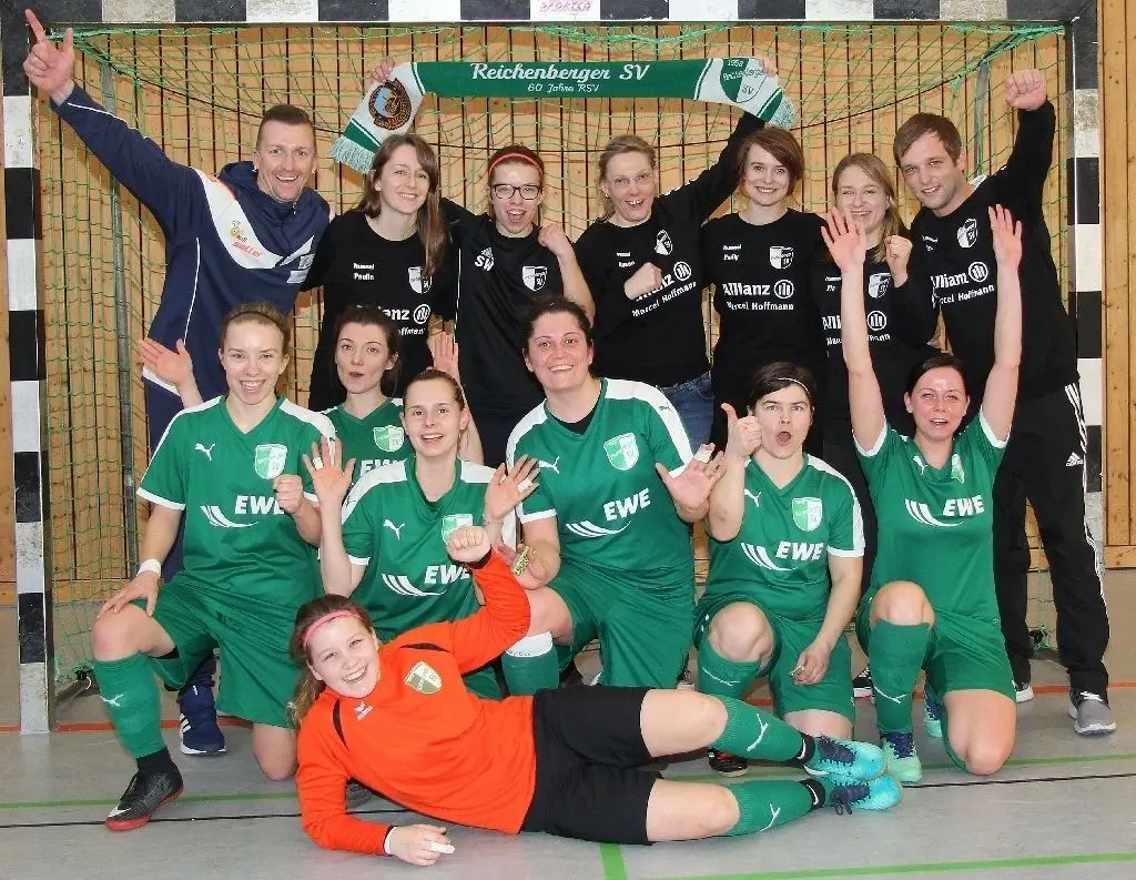 Strahlende Siegerinnen: Das erste gemeinsame Foto der Reichenbergerinnen nach dem Gewinn der Hallenkreismeisterschaft 2020 direkt nach dem Abpfiff in der Sporthalle des Strausberger Oberstufenzentrums