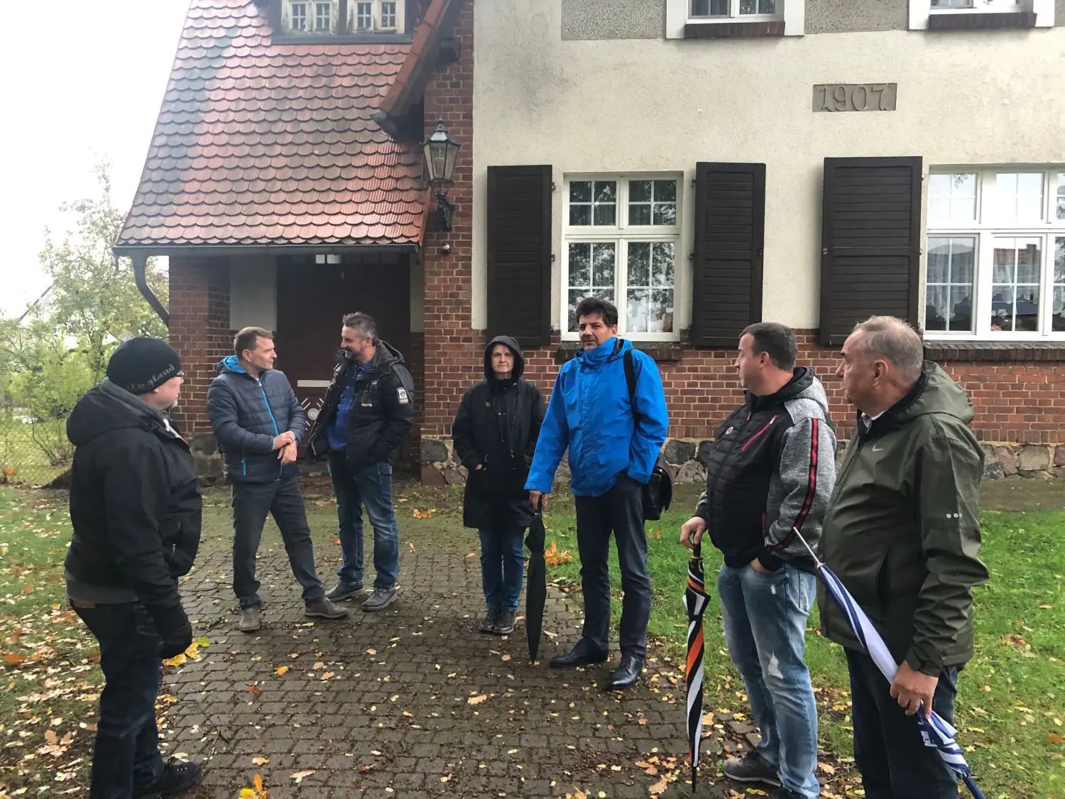 Interesse: Viele Diehloer nutzten die Gelegenheit im Rahmen der Ortsbegehung Michael Reichl, Leiter des Fachbereiches Stadtentwicklung (dritter von rechts), Probleme zu nennen.