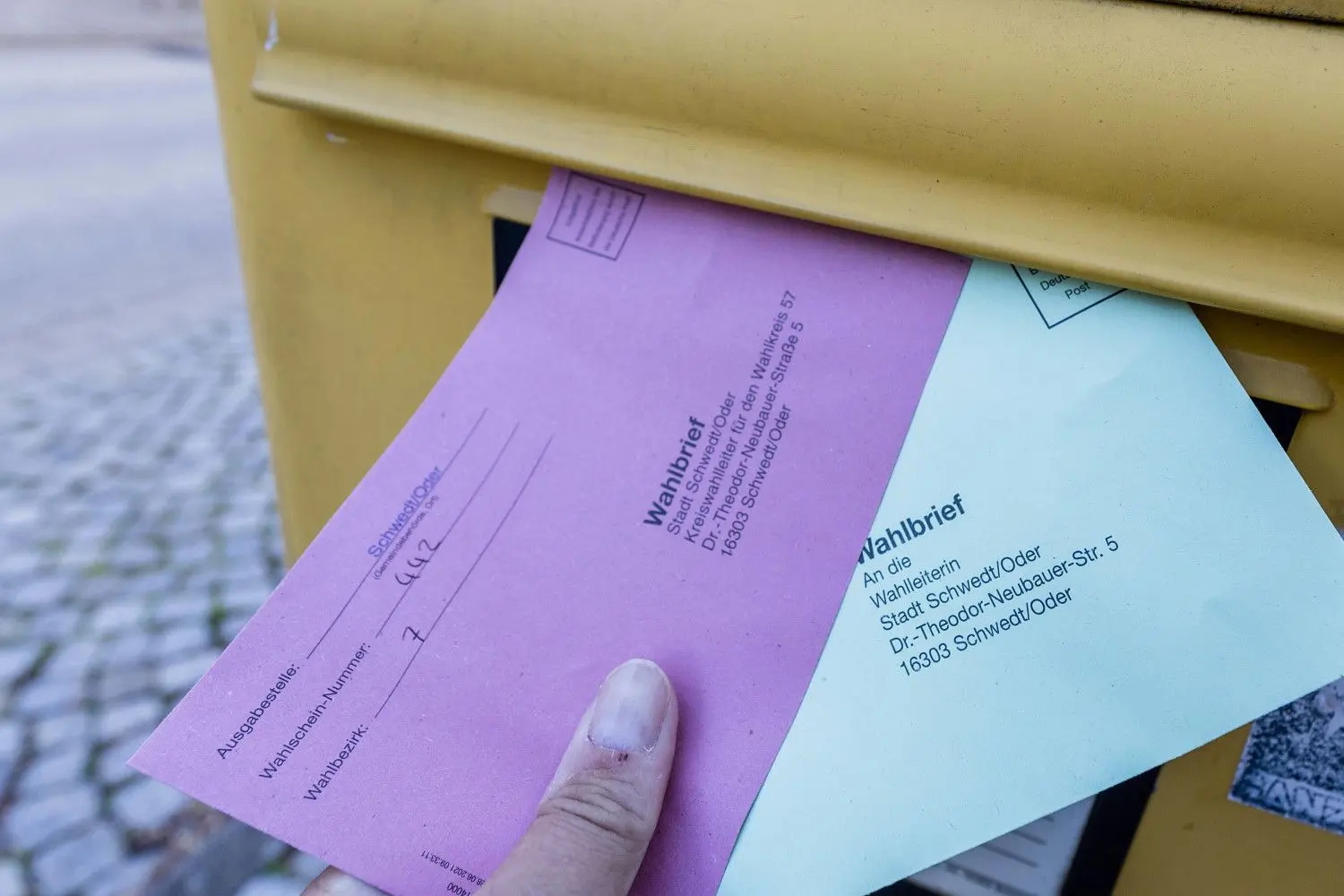 Wahlurne Postkasten: 6000 Wahlberechtigte haben in Schwedt bereits per Briefwahl den Bundestag und Bürgermeister gewählt.