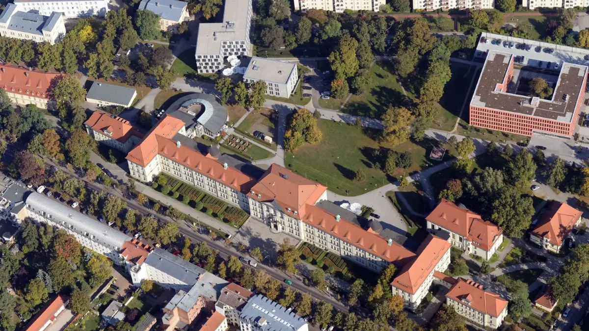 Das Regierungsquartier in der Landeshauptstadt Potsdam mit der Staatskanzlei in der Mitte, aufgenommen 2013 aus der Luft. Oben rechts befindet sich das Finanzministerium, links das Justiz- und das Wirtschaftsressort, und in der Mitte über der halbrunden Kantine das Bildungsministerium.
Das Regierungsviertel in der brandenburgischen Landeshauptstadt Potsdam (Brandenburg) mit der Staatskanzlei in der Mitte, aufgenommen am 02.10.2013 aus der Luft. Foto: Ralf Hirschberger/dpa +++(c) ZB-FUNKREGIO OST - Honorarfrei nur für Bezieher des ZB-Regiodienstes+++ +++ dpa-Bildfunk +++