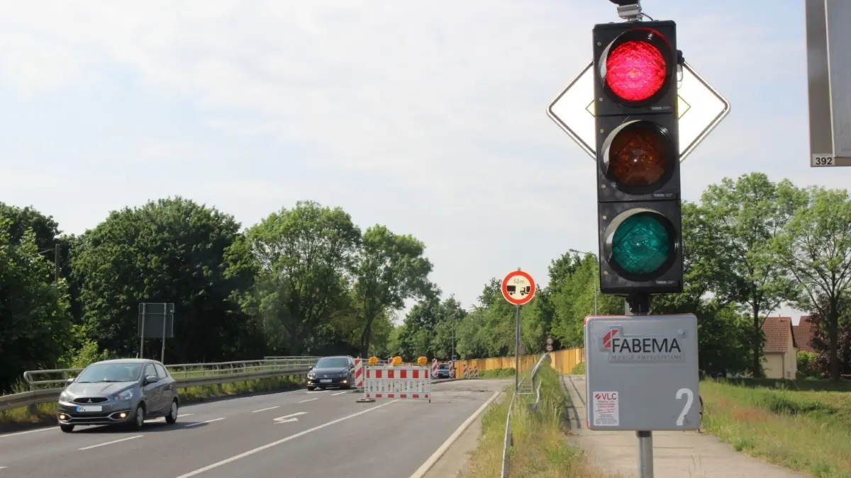 Autofahrer müssen noch einige Zeit mit den Ampeln vor der Baustelle an der Elsterbrücke der B96 vorliebnehmen. Die Straße ist eine wichtige Verbindung zwischen Senftenberg und Hoyerswerda. Doch noch viel wichtiger: Wann kann man dort wieder ungehindert fahren?
Autofahrer müssen noch einige Zeit mit der Baustellenampel an der Elsterbrücke der B96 vorliebnehmen.
