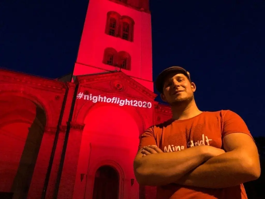 Hat seit Februar kaum noch Arbeit: Der Lehnitzer Veranstaltungstechniker Lucas Fünfhaus hat die Protest bei der Night of Light in der Nacht zu Dienstag unterstützt und mehrere Gebäude in Oranienburg in rotes Licht gehüllt.