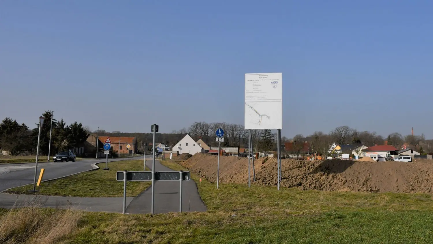 Direkt am Ortseingang aus Richtung Nauen kommend entsteht in Ribbeck das neue Baugebiet. Ein Erdwall zum Lärmschutz wurde auf zwei Meter herunter geplant.