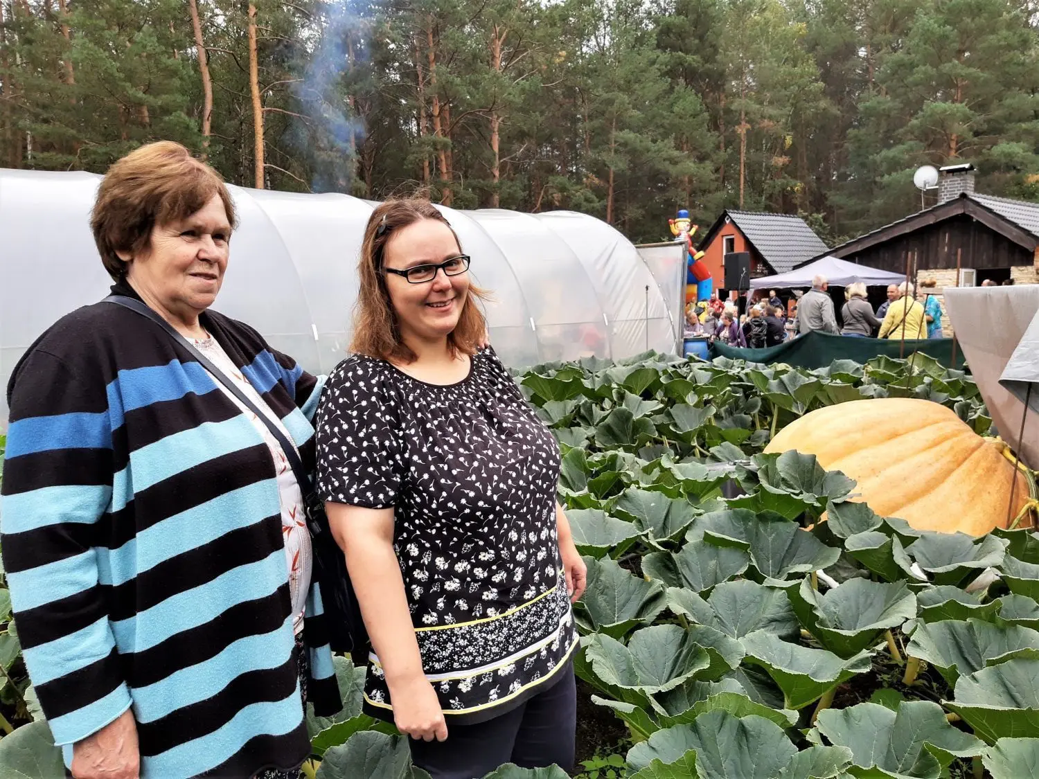 Hobby-Züchterinnen: Nadine Sobolewski aus Ragow (r.), und ihre Mutter Ingrid begutachten die Hauptattraktion des Hof-Festes von Kürbisolli, seinen Riesenkürbis der Sorte Atlantic Giant.