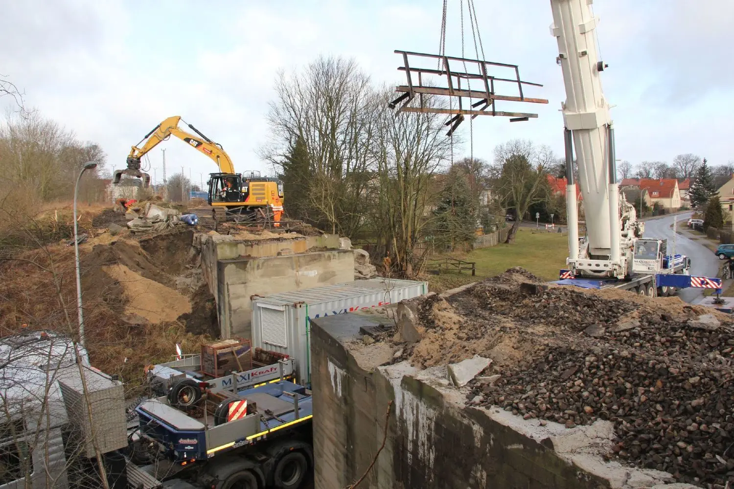 Archivbild vom Abriss der Eisenbahnbrücke in der Oderberger Straße in Angermünde: Hier fuhren einst Züge in Richtung Bad Freienwalde.